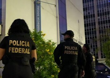 Governo libera R$ 3,3 bilhões para ressarcir aposentados prejudicados por descontos ilegais no INSS. CPMI deve apurar fraudes de R$ 6,3 bilhões.