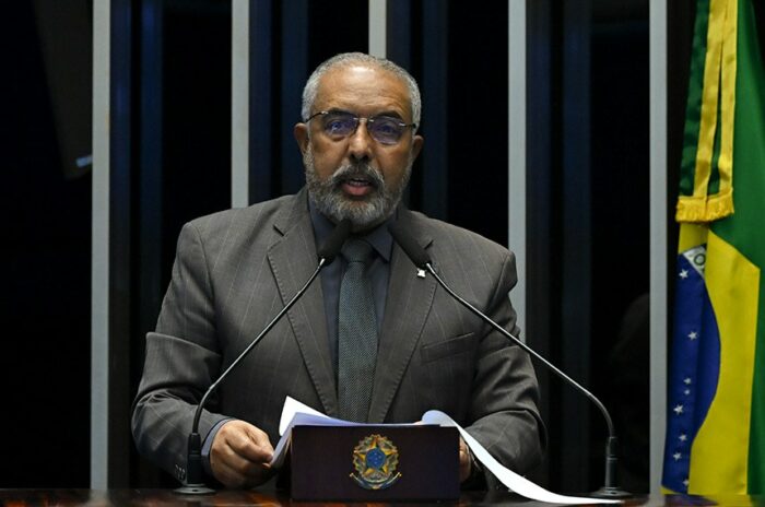 Paulo Paim defende taxar lucros e dividendos, extinguir benefícios fiscais de grandes grupos e criar faixa de isenção de IR até R$ 5 mil para reduzir a desigualdade no Brasil.Paulo Paim defende taxar lucros e dividendos, extinguir benefícios fiscais de grandes grupos e criar faixa de isenção de IR até R$ 5 mil para reduzir a desigualdade no Brasil.