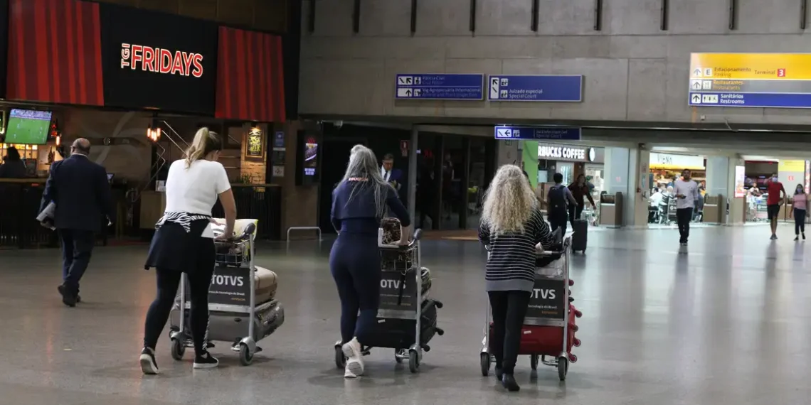Operadoras de turismo faturaram R$ 22,09 bilhões em 2024, alta de 15%. Viagens internacionais lideraram crescimento com 75% da receita. Embarques somaram 9,81 milhões.