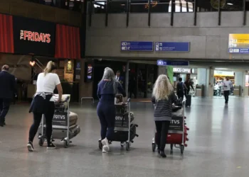 Operadoras de turismo faturaram R$ 22,09 bilhões em 2024, alta de 15%. Viagens internacionais lideraram crescimento com 75% da receita. Embarques somaram 9,81 milhões.