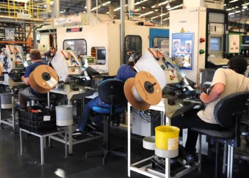 Entidades industriais e comerciais brasileiras reagem à tarifa de 50% anunciada pelos EUA sobre produtos nacionais. Organizações pedem solução negociada e criticam uso político da medida.