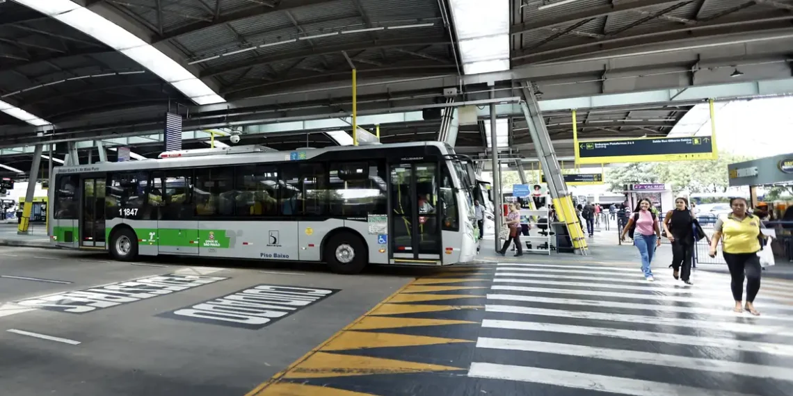 Com mais de 180 ataques a ônibus registrados desde junho, PM de SP deflagra operação com 7,8 mil agentes para garantir segurança em garagens e terminais. Polícia Civil investiga possível vínculo com desafios virtuais.