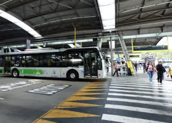 Com mais de 180 ataques a ônibus registrados desde junho, PM de SP deflagra operação com 7,8 mil agentes para garantir segurança em garagens e terminais. Polícia Civil investiga possível vínculo com desafios virtuais.