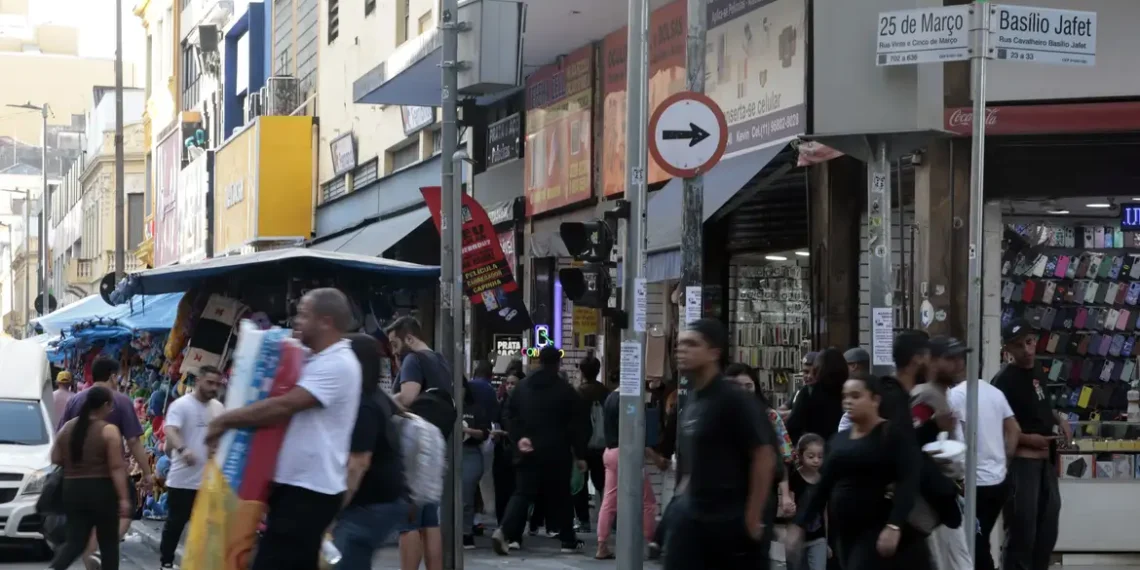 Comerciantes da Rua 25 de Março pedem apoio a Lula após os EUA abrirem investigação sobre práticas comerciais do Brasil, envolvendo o Pix e acusações de pirataria. Entidade critica generalizações e cobra defesa da soberania.
