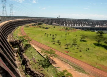 Itaipu avalia construir duas novas turbinas diante do crescimento da demanda de energia no Paraguai, puxada por IA, criptomoedas e data centers.
