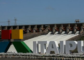 Edição do Caminhos da Reportagem mostra como a Usina de Itaipu equilibra produção de energia e preservação ambiental com reflorestamento, agroecologia e proteção da fauna.