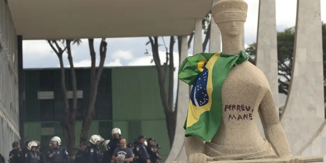 O ministro Alexandre de Moraes permitiu que Débora Rodrigues dos Santos, condenada por atos golpistas e pichação em frente ao STF, receba assistência religiosa em prisão domiciliar; pedido de atendimentos médicos foi negado.