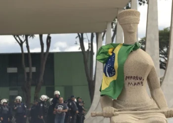 O ministro Alexandre de Moraes permitiu que Débora Rodrigues dos Santos, condenada por atos golpistas e pichação em frente ao STF, receba assistência religiosa em prisão domiciliar; pedido de atendimentos médicos foi negado.