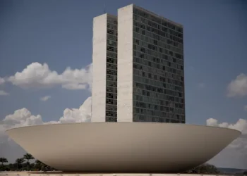 Câmara dos Deputados aprova PL que dificulta a progressão de pena de condenados por homicídio contra agentes públicos. Condenados precisarão cumprir 80% da pena no regime fechado.