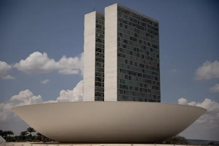 Câmara dos Deputados aprova PL que dificulta a progressão de pena de condenados por homicídio contra agentes públicos. Condenados precisarão cumprir 80% da pena no regime fechado.