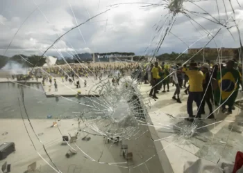 Supremo já condenou 643 pessoas pelos atos de 8 de janeiro de 2023. Outras 555 firmaram acordo com a PGR e devem cumprir medidas alternativas, como serviço comunitário e curso sobre democracia.
