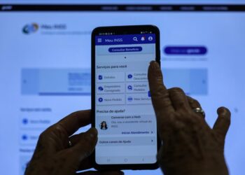 Governo Federal paga mais de 1,2 milhão de aposentados e pensionistas lesados por descontos indevidos. Ressarcimento inclui correção pelo IPCA e adesão segue aberta.