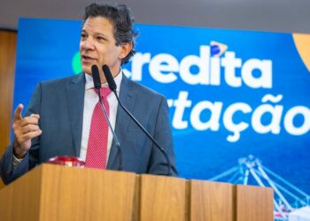 Haddad anuncia que o governo prepara medidas para proteger empregos e setores afetados pelo tarifaço de Trump. Plano será divulgado nos próximos dias.