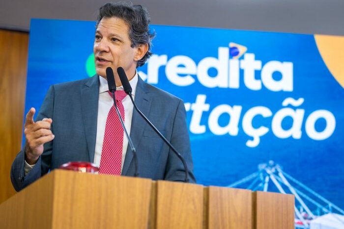 Haddad anuncia que o governo prepara medidas para proteger empregos e setores afetados pelo tarifaço de Trump. Plano será divulgado nos próximos dias.