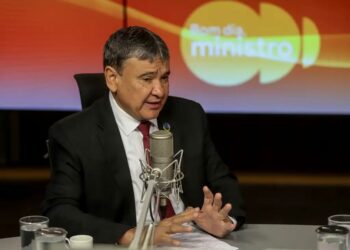 Wellington Dias afirma que 3,5 milhões de brasileiros superaram a pobreza em 2024. Avanços em emprego e microcrédito indicam recuperação social e econômica.