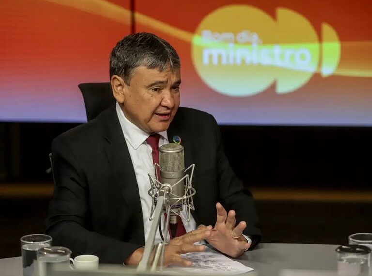 Wellington Dias afirma que 3,5 milhões de brasileiros superaram a pobreza em 2024. Avanços em emprego e microcrédito indicam recuperação social e econômica.