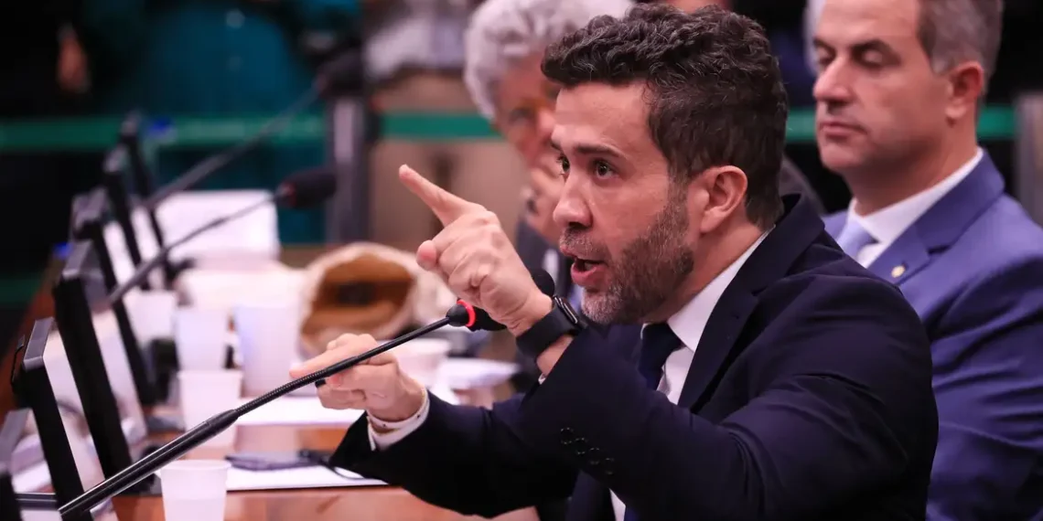 Mandato de André Janones foi suspenso por três meses após ofensas a colega parlamentar. Janones pode recorrer da decisão, que teve maioria de votos no Conselho de Ética.
