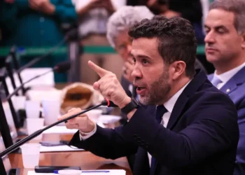 Mandato de André Janones foi suspenso por três meses após ofensas a colega parlamentar. Janones pode recorrer da decisão, que teve maioria de votos no Conselho de Ética.