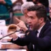 Mandato de André Janones foi suspenso por três meses após ofensas a colega parlamentar. Janones pode recorrer da decisão, que teve maioria de votos no Conselho de Ética.