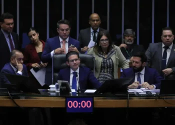 Câmara aprova projeto que flexibiliza licenciamento ambiental e cria Licença Ambiental Especial; ambientalistas e parlamentares classificam proposta como retrocesso histórico.