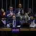 Câmara aprova projeto que flexibiliza licenciamento ambiental e cria Licença Ambiental Especial; ambientalistas e parlamentares classificam proposta como retrocesso histórico.