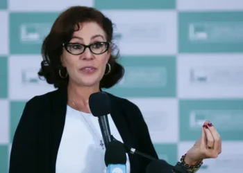 Deputada Carla Zambelli é presa em Roma após ser denunciada por parlamentar italiano. Condenada por invadir sistema do CNJ, ela estava foragida desde maio.