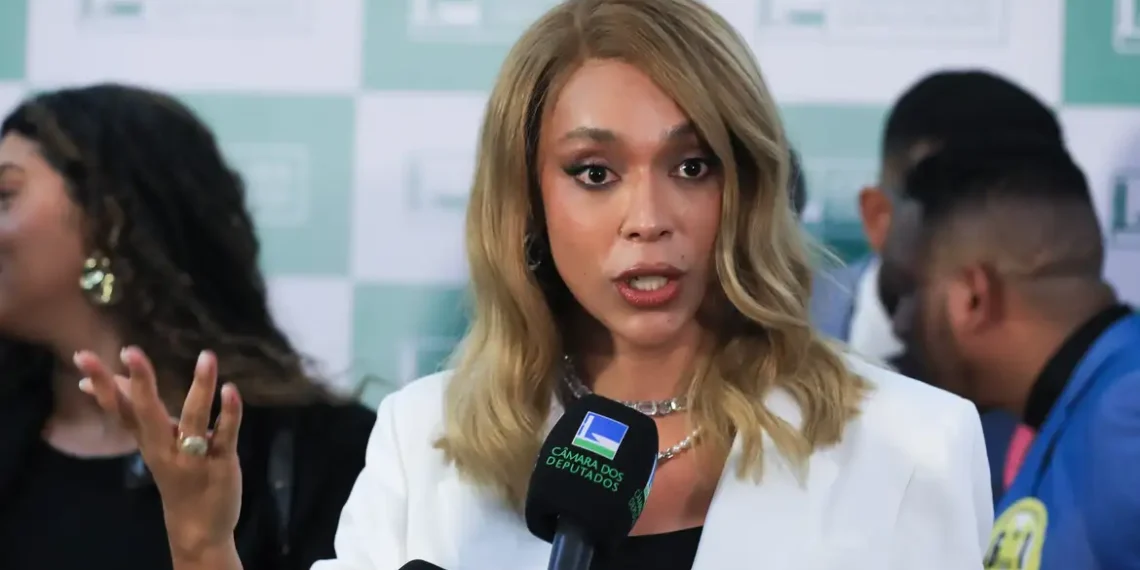Deputada Erika Hilton solicita ao STF o bloqueio de contas e bens de Eduardo Bolsonaro, acusado de atuar contra o Brasil nos EUA após anúncio de taxação de exportações.
