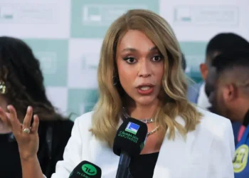 Deputada Erika Hilton solicita ao STF o bloqueio de contas e bens de Eduardo Bolsonaro, acusado de atuar contra o Brasil nos EUA após anúncio de taxação de exportações.