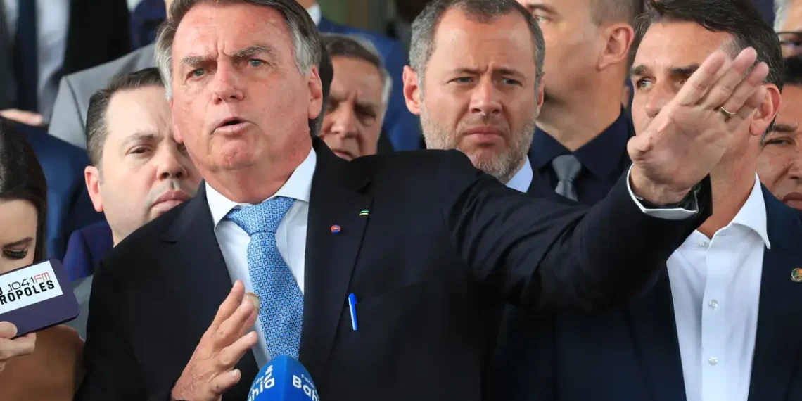 Líderes da oposição e do PL acusam o ministro Alexandre de Moraes, do STF, de perseguição política contra Jair Bolsonaro após imposição de tornozeleira eletrônica e outras medidas cautelares.