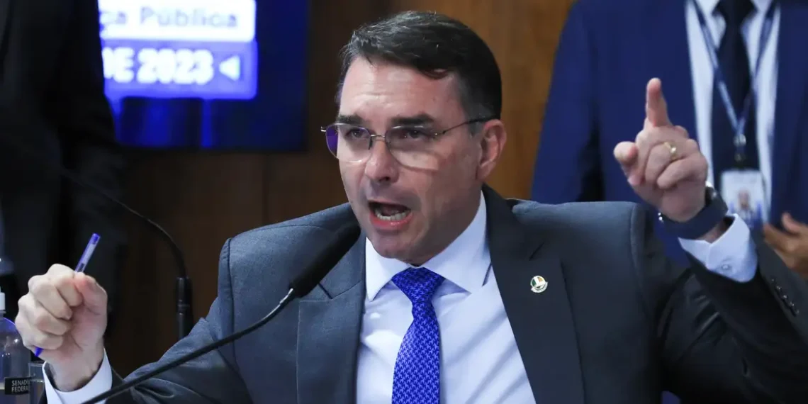 Flávio Bolsonaro deixou o Brasil rumo a Portugal um dia antes da operação da PF contra Jair Bolsonaro, que foi obrigado a usar tornozeleira eletrônica e cumprir medidas restritivas.