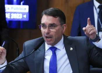 Flávio Bolsonaro deixou o Brasil rumo a Portugal um dia antes da operação da PF contra Jair Bolsonaro, que foi obrigado a usar tornozeleira eletrônica e cumprir medidas restritivas.