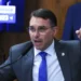 Flávio Bolsonaro deixou o Brasil rumo a Portugal um dia antes da operação da PF contra Jair Bolsonaro, que foi obrigado a usar tornozeleira eletrônica e cumprir medidas restritivas.