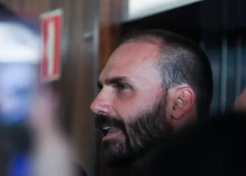 Líderes do PT solicitaram ao ministro Alexandre de Moraes a prisão de Eduardo Bolsonaro, acusado de articular retaliações ao Brasil com apoio de Trump. Pedido inclui investigação de Jair Bolsonaro e Paulo Figueiredo por ataques ao STF.