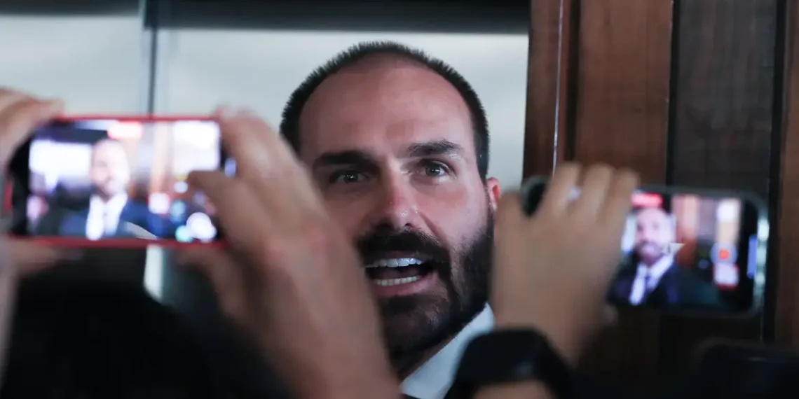 STF prorroga inquérito que investiga Eduardo Bolsonaro por coação e obstrução. Parlamentar teria incitado o governo dos EUA contra Moraes, relator do caso das fake news e da tentativa de golpe.