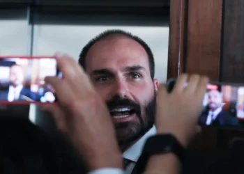 STF prorroga inquérito que investiga Eduardo Bolsonaro por coação e obstrução. Parlamentar teria incitado o governo dos EUA contra Moraes, relator do caso das fake news e da tentativa de golpe.
