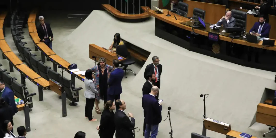 Projeto que propõe corte de 10% em benefícios fiscais pode ser votado com urgência na Câmara dos Deputados. Medida é central na estratégia do governo para cumprir meta fiscal de 2025.