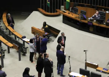 Projeto que propõe corte de 10% em benefícios fiscais pode ser votado com urgência na Câmara dos Deputados. Medida é central na estratégia do governo para cumprir meta fiscal de 2025.