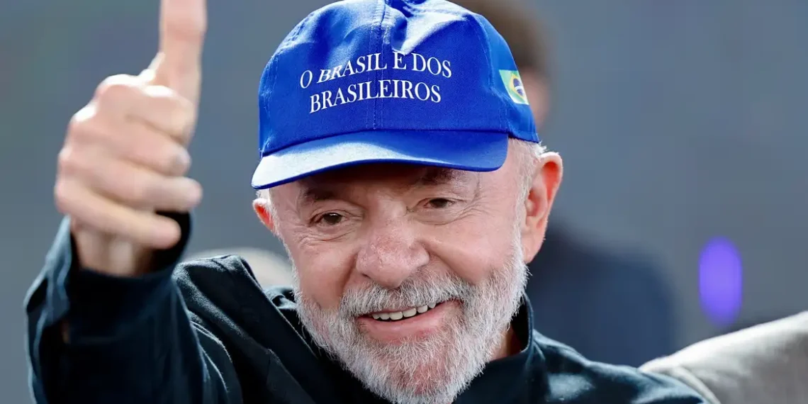 Lula afirma que Brasil não cederá a chantagens de Donald Trump após tarifa de 50% imposta aos produtos brasileiros. Presidente também critica Bolsonaro por articulação nos EUA contra julgamento no STF.