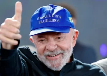 Lula afirma que Brasil não cederá a chantagens de Donald Trump após tarifa de 50% imposta aos produtos brasileiros. Presidente também critica Bolsonaro por articulação nos EUA contra julgamento no STF.