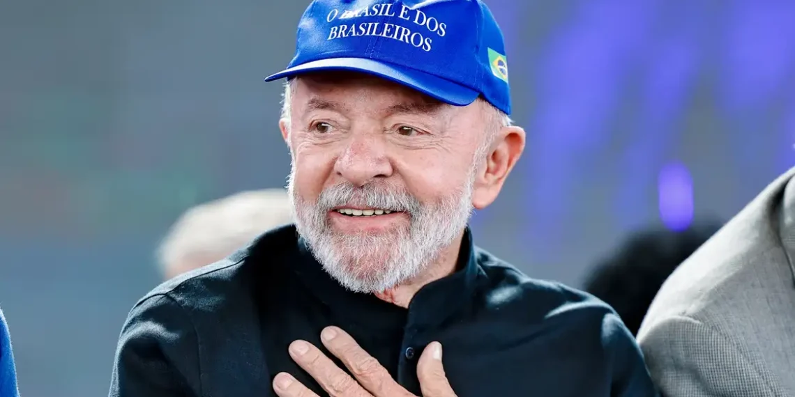 Lula propõe repensar a jornada 6x1 e defende modelo de trabalho mais flexível. Presidente critica rotina exaustiva e quer envolver universidades e OIT no debate.