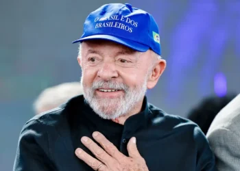 Lula propõe repensar a jornada 6x1 e defende modelo de trabalho mais flexível. Presidente critica rotina exaustiva e quer envolver universidades e OIT no debate.