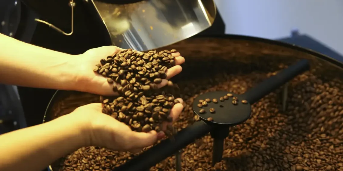 Exportações de café do Brasil para os Estados Unidos terão tarifa de 50% a partir de 6 de agosto. Cepea alerta para prejuízos à cadeia produtiva e risco de alta de preços ao consumidor americano.