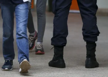 Justiça suspende contratação de policiais militares para escolas cívico-militares em SP. Governo recorrerá da decisão. Sindicato e PSOL apontam inconstitucionalidades e falta de consulta pública.