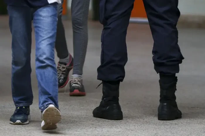Justiça suspende contratação de policiais militares para escolas cívico-militares em SP. Governo recorrerá da decisão. Sindicato e PSOL apontam inconstitucionalidades e falta de consulta pública.