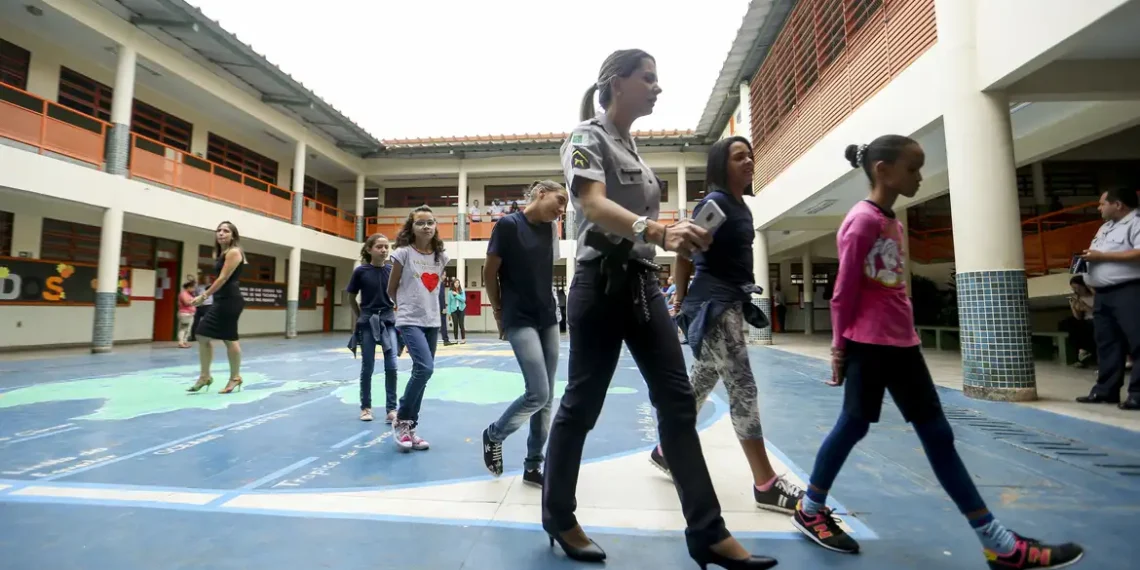Alunos da Escola Estadual Presidente Dutra, em BH, protestam contra adesão ao modelo cívico-militar proposto pelo governo de Minas. Em vídeo, criticam falta de diálogo e defendem educação libertadora.