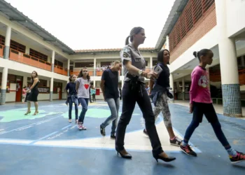 Alunos da Escola Estadual Presidente Dutra, em BH, protestam contra adesão ao modelo cívico-militar proposto pelo governo de Minas. Em vídeo, criticam falta de diálogo e defendem educação libertadora.