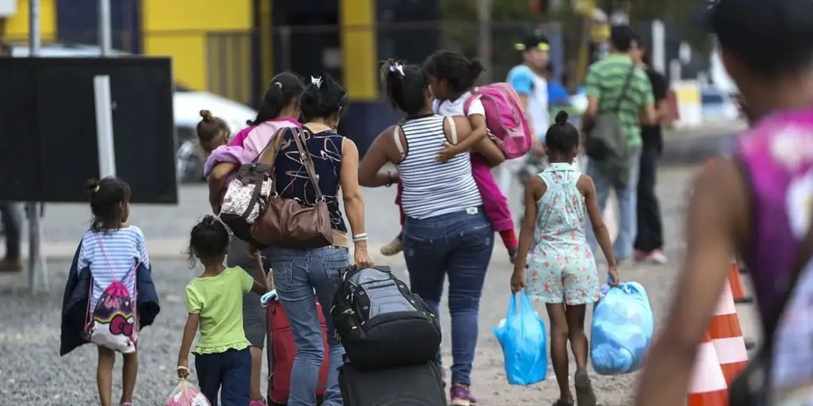 Estudo da ONU revela avanços na interiorização de venezuelanos no Brasil, mas alerta para desigualdades de gênero e falhas na integração com políticas públicas de saúde, moradia e trabalho.