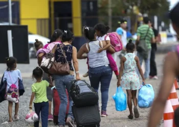 Estudo da ONU revela avanços na interiorização de venezuelanos no Brasil, mas alerta para desigualdades de gênero e falhas na integração com políticas públicas de saúde, moradia e trabalho.