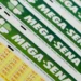 Mega-Sena sorteia neste sábado (concurso 2.890) prêmio acumulado de R$ 25 milhões. Apostas até as 19h em lotéricas ou pela internet. Sorteio será transmitido ao vivo.