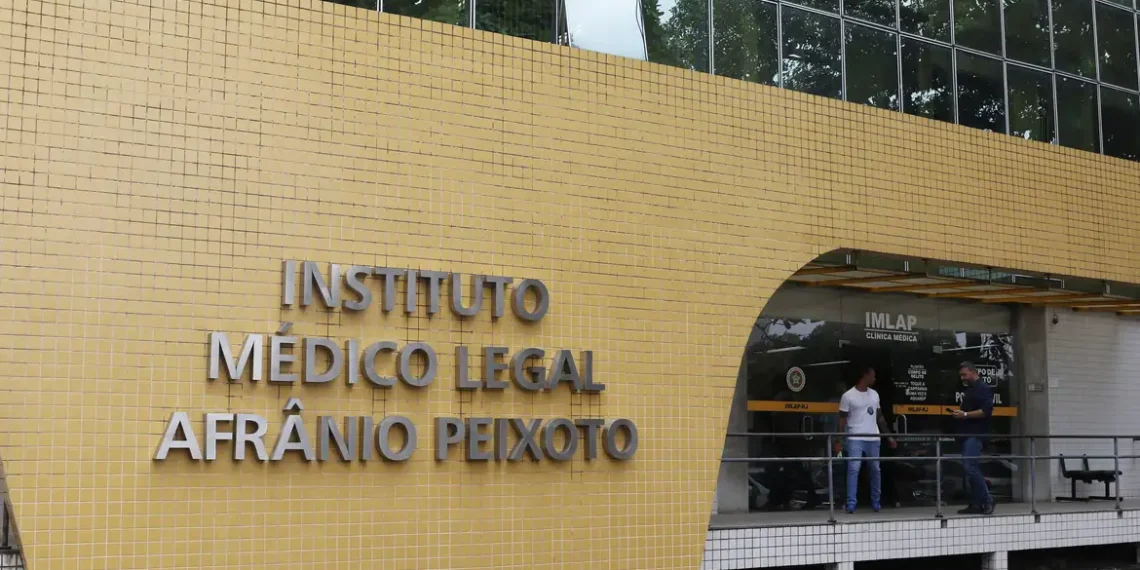 Polícia Civil do Rio de Janeiro realiza nova necropsia no corpo de Juliana Marins, brasileira morta após acidente em trilha na Indonésia. Exame busca esclarecer divergências no laudo oficial.